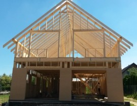 Budowa domu w małopolskim. Dlaczego warto postawić na drewniany dom w technologii kanadyjskiej?